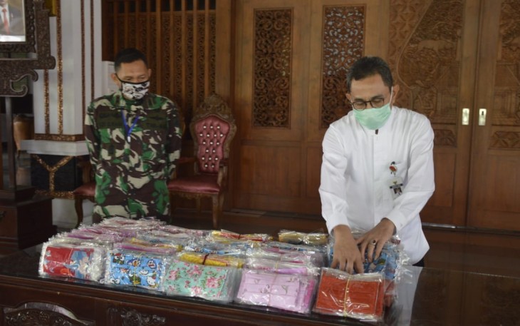 Bupati didampingi Dandim menerima sumbangan masker