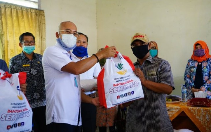 Bupati Bengkulu Selatan Gusnan Mulyadi Beri Bantuan Untuk Penyandang Disabilitas Mental 