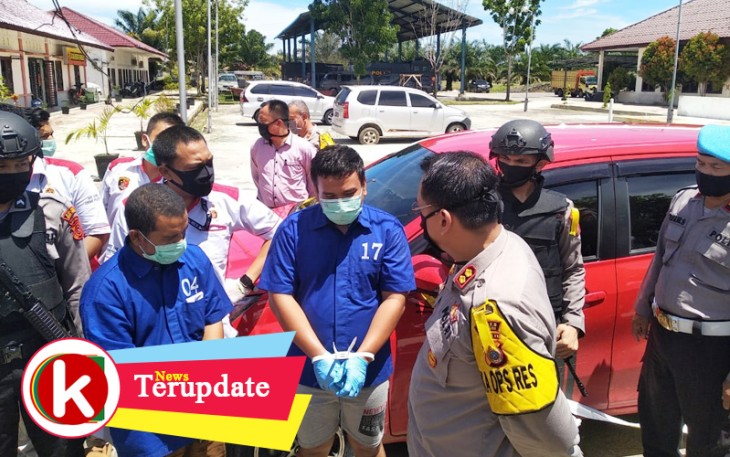 Dua Pemuda Aceh Singkil bersama barang bukti saat diamankan di Mapolres setempat.