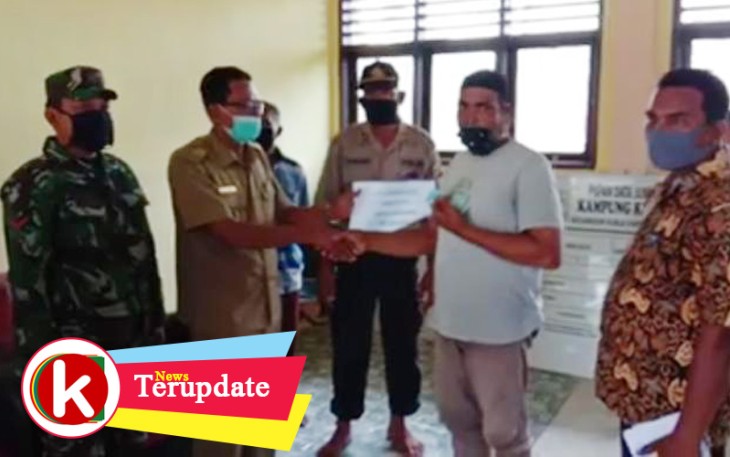 Kepala Kampung Kayu Menang Sofian bersama dengan Camat Kuala Baru Kapolsek Kuala Baru Babinsa saat menyerahkan BLT kepada masyarakat setempat.