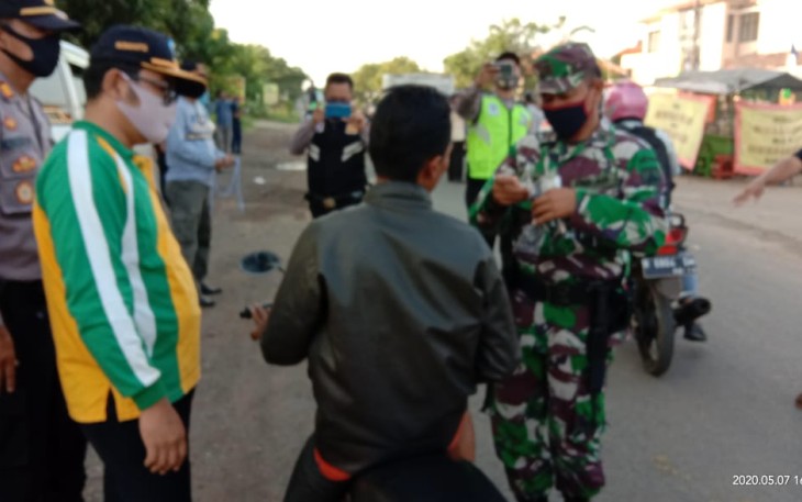 Danramil Gringsing Bagikan Masker