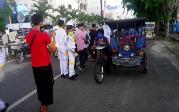 Aksi Sosial PKS SMKN 1 Kisaran Berbagi Takzil dan Masker  