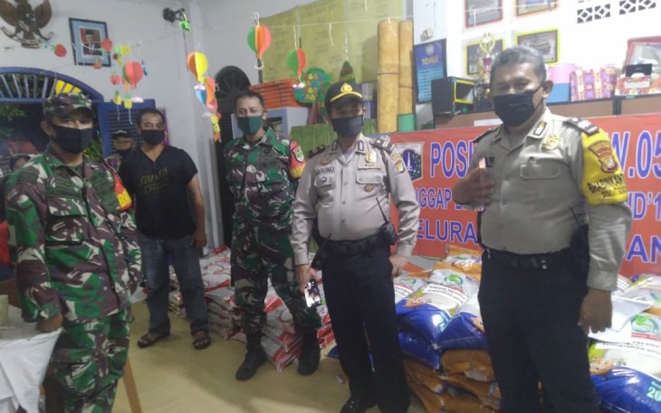 Koramil 03/Senen Bantu Distribusi Beras Bantuan Bulog