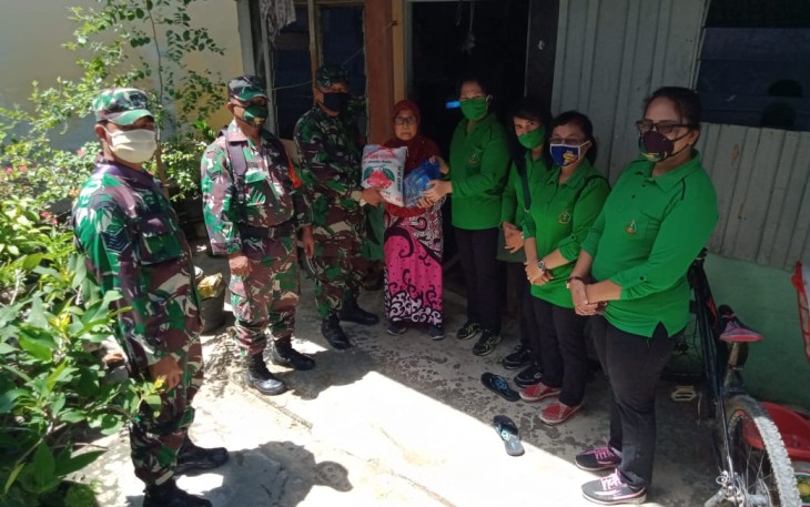 Koramil 01/AK Antarkan Sembako Hingga Kerumah