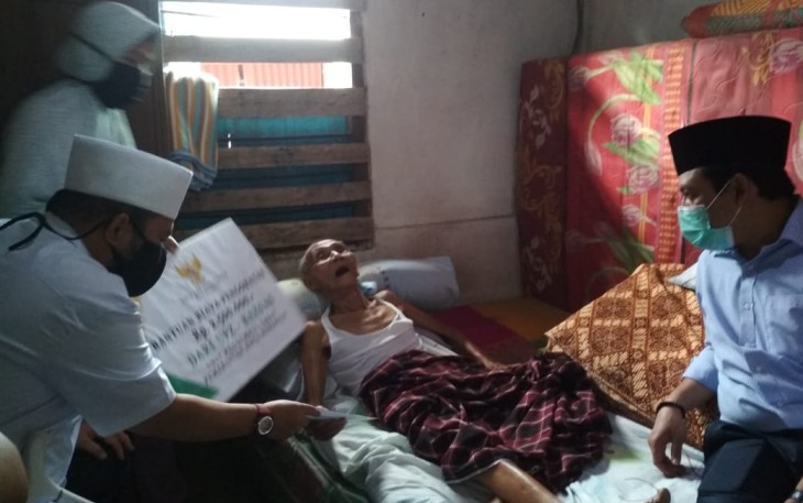 Wali Kota Bengkulu Helmi Hasan Salurkan Bantuan Dari Baznas Kota Bengkulu Untuk Dua Warganya Yang Sedang Sakit 