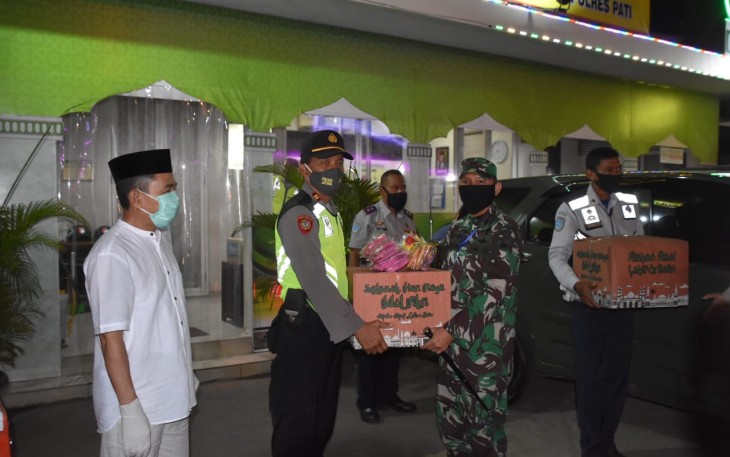 Pemberian bingkisan untuk petugas di posko lebaran