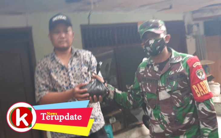 Babinsa Koramil 07/Kembangan Salurkan 125 Paket Beras ATM Si Komandan di Kembangan Utara
