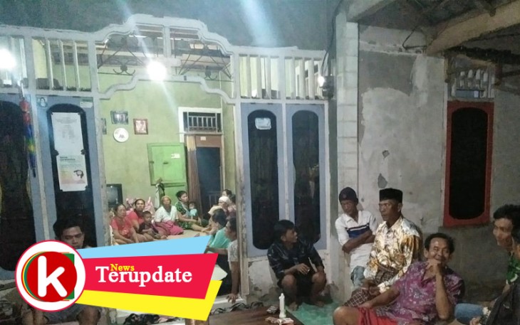 Bentuk protes ratusan warga Desa Talang Rasau memadati rumah Kepala Desa.