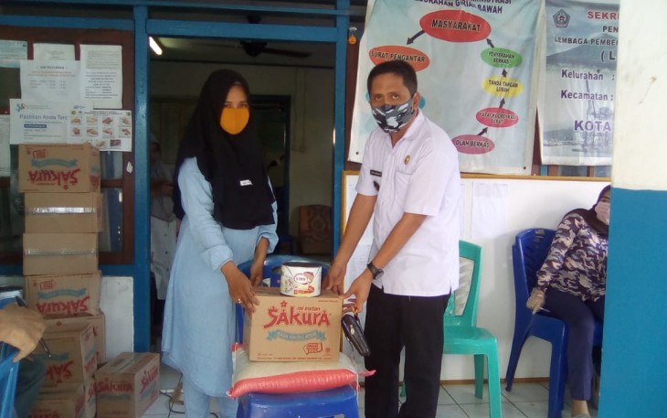 Lurah Girian bawah salurkan bansos secara air kepada warganya
