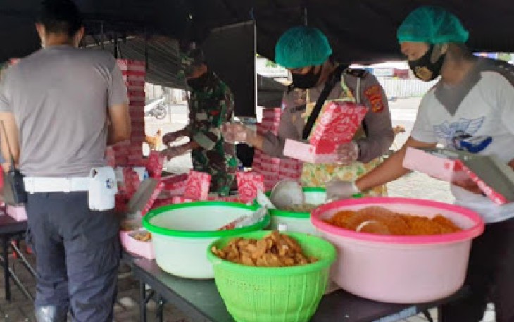 TNI-Polri Berjibaku di Dapur Lapangan