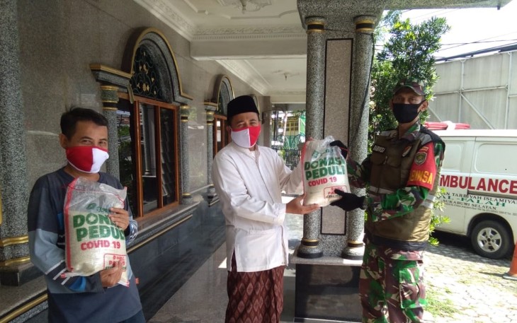 Babinsa Koramil 05/KJ Bagikan Paket Beras dan Masker Para Marbot