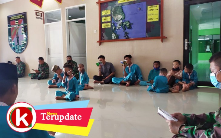 Suasana doa bersama di Mako Yonif RK 136/TS bersama Anak-anak Yatim di Panti Asuhan Permate Kota Batam