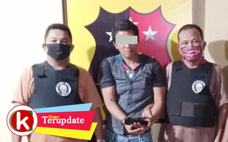 Tersangka (tengah) saat diamankan