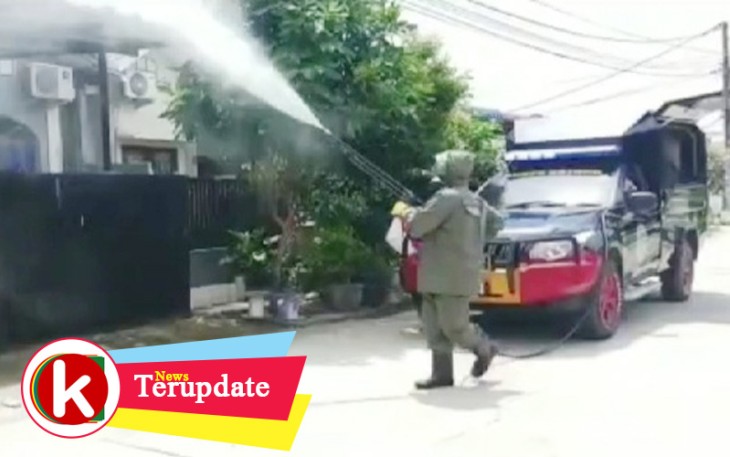 Personel Satbrimob Polda Kepri saat Lakukan Penyemprotan Disinfektan di Perumahan Graha Nusa Batam