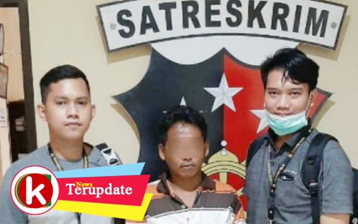 Tersangka (tengah) saat diamankan
