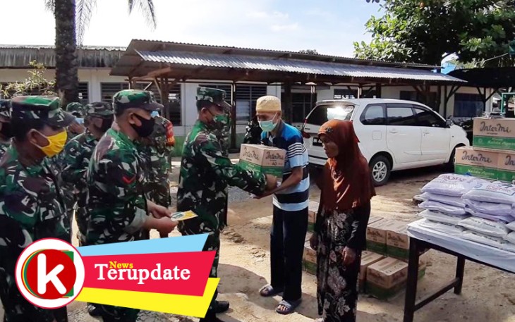 Danramil 06/MB Kapten Czi Baginda Siregar beserta anggota saat menyalurkan bantuan