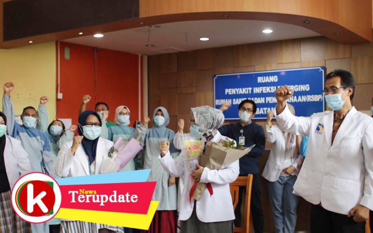 Dua Pasien RSBP Batam dinyatakan Negatif Covid-19 (Menggendong bunga)