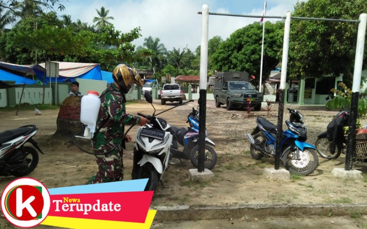 Koramil 12/LP Laksanakan Penyemprotan Cairan Disinfektan di Sekitaran Kantor
