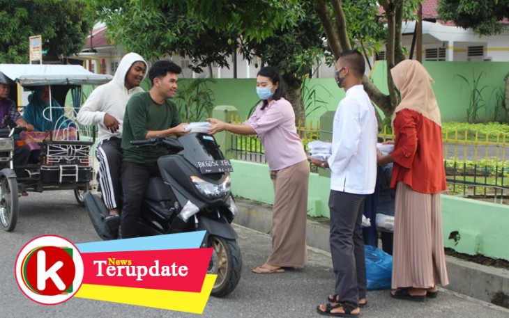 Ketua Persit KCK Cabang XXXVI Bersama Kasdim 0209/LB Berbagi Takjil ke Pengendara