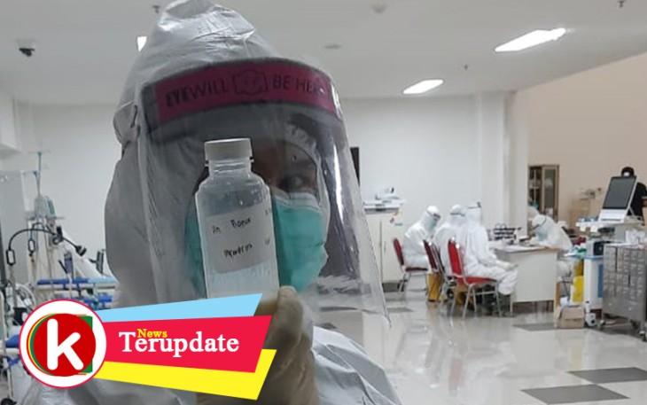 Petugas medis di RSD Wisma Atlet saat menunjukan susu yang akan diberikan ke pasien