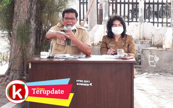 Kepala Tata Usaha RSU Hadrianus Sinaga Hara Sigalingging (kiri) didampingi Kepala Dinas Kominfo Rohani Bakara saat menggelar konferensi pers