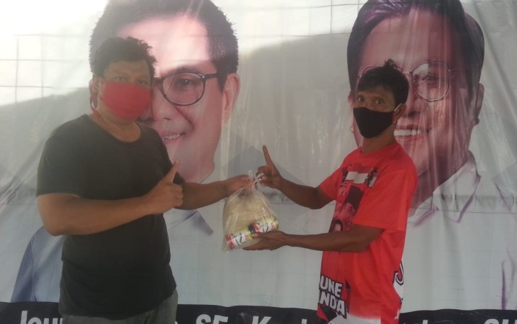 Tim relawan membagikan bantuan sembako kewarga
