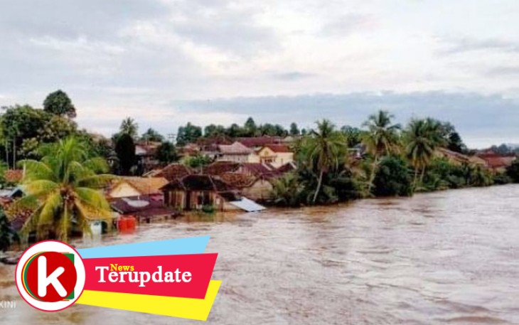 Tampak banjir merendam puluhan rumah-rumah warga