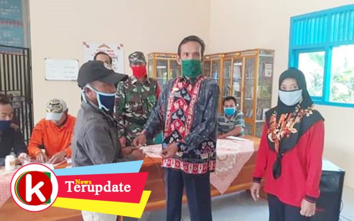 Peratin Padang Dalom Indra Salurkan BLT DD ke Warga Terdampak Covid-19