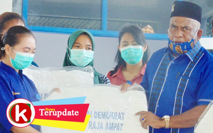DPC Demokrat Raja Ampat Serahkan APD Untuk Paramedis