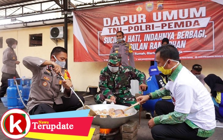 Tim Gugus Tugas Buka Dapur Umum di Halaman Mapolres Batang untuk Bantu Warga