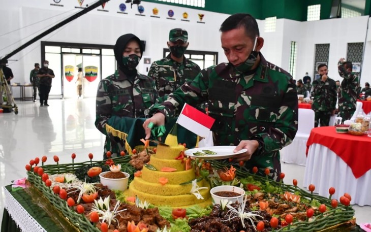 Pangdam I/BB Mayjen TNI MS Fadhilah saat potong tumpeng HUT ke-70 Kodam I/BB