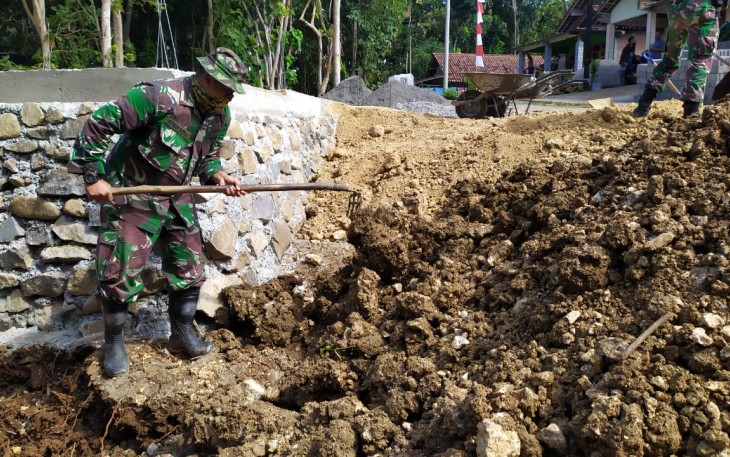 Ternyata Begini Cara Meratakan Tanah dengan Alat Tradisional