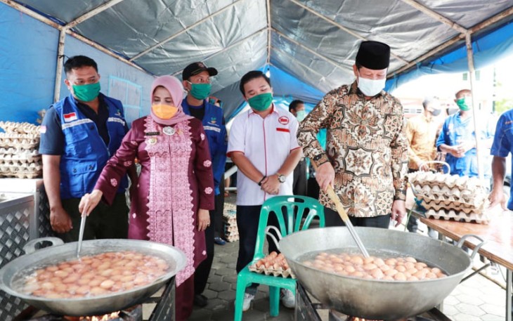 Plt Gubernur Provinsi Kepri Isdianto Berkunjung ke Dapur Umum untuk Membantu Masyarakat