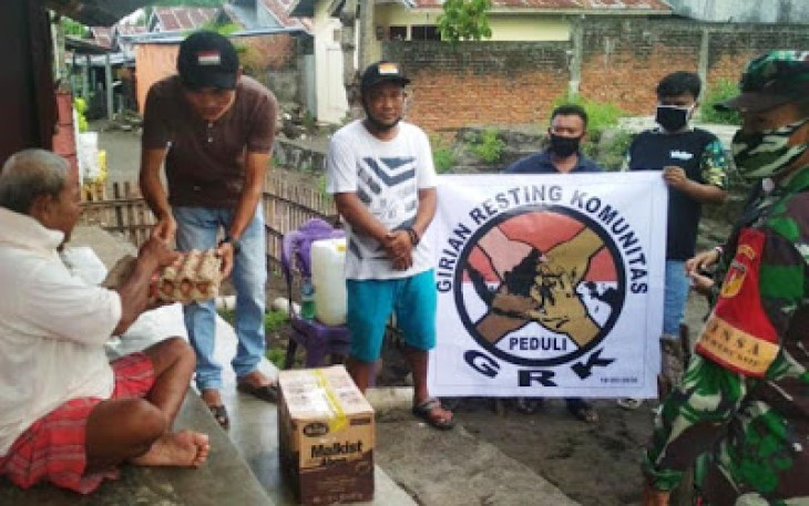 Babinsa bersama komunitas GRK saat Giat Bakti Sosial Bagi Sembako