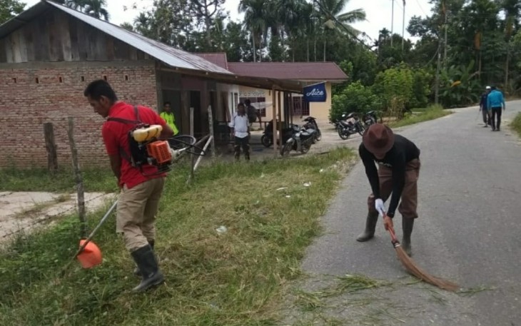 Kades Ganting Damai Kampar Kerja Bakti Bersama Aparatur Desa