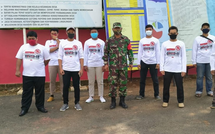 Babinsa Pelda Saiful  bersama tim relawan 
