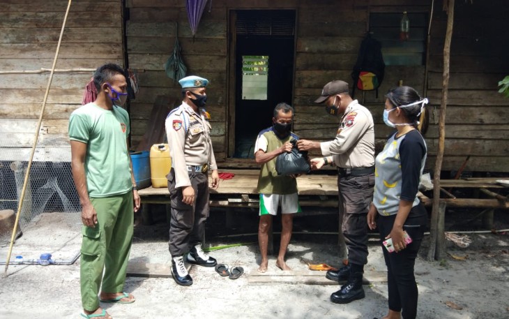 Polsek Singkep Barat Bagikan Sembako di Desa Bakong