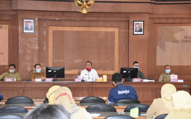 Wabup safin memimpin rapat pemegang saham