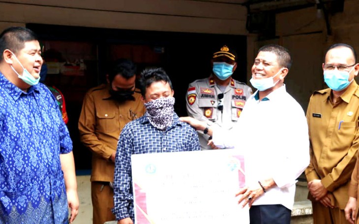 Wakil Bupati Bintan Dalmasri Syam saat menyalurkan bantuan secara simbolis