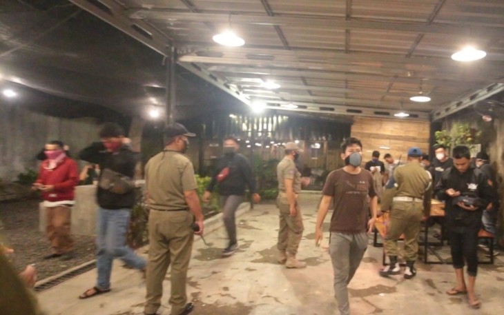 Satpol PP Tegur Warga Tak Kenakan Masker dan Pedagang yang Langgar Ketentuan Jam Operasional