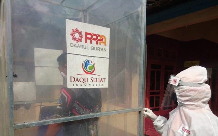 PPPA Daarul Qur'an Berbagi Baju Hazmat dan Bilik Antiseptik di Serayularangan