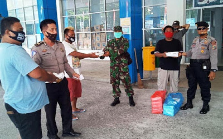 Posko Dapur Lapangan TNI-Polri Bagikan Nasi Kotak