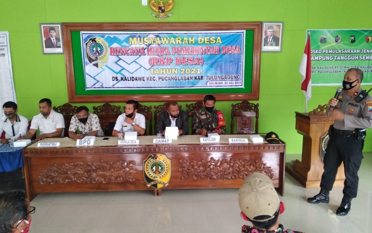 Iptu. Triyanto Kapolsek Pucanglaban saat memberikan pemaparan Musdes RKPdesa Kalidawe
