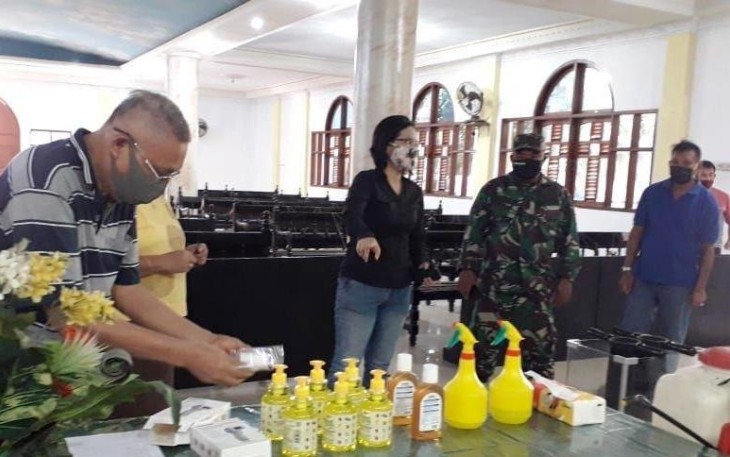 Babinsa kelurahan Bitung timur bersama Babinsa dan toko agama dan tomas pantau Penerapan new normal di tempa ibadah