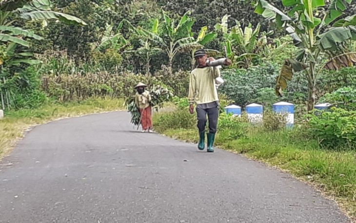 Warga Desa Ngepoh Sumbangkan Bambu untuk Pemasangan Umbul-umbul