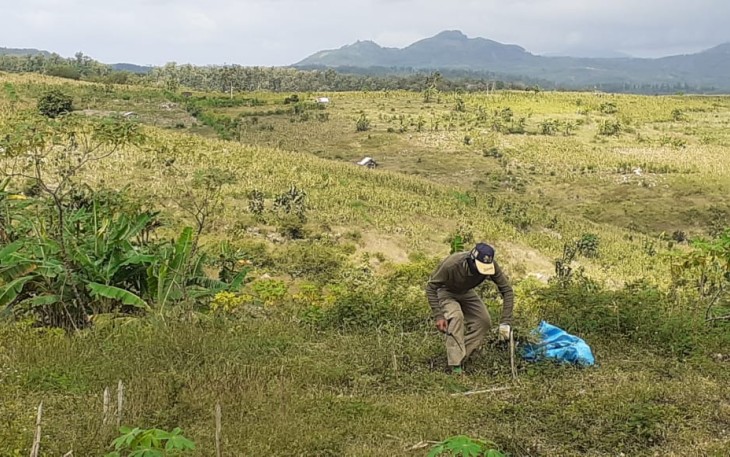 Supriadi Merumput Dahulu Agar Bisa Bantu TNI dalam Persiapan Pembukaan TMMD