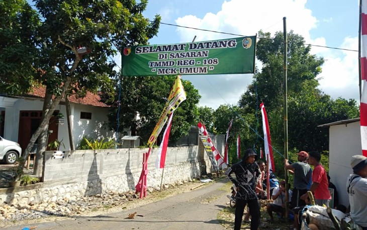 Pemasangan Spanduk dan Umbul-umbul Selamat Datang Selesai