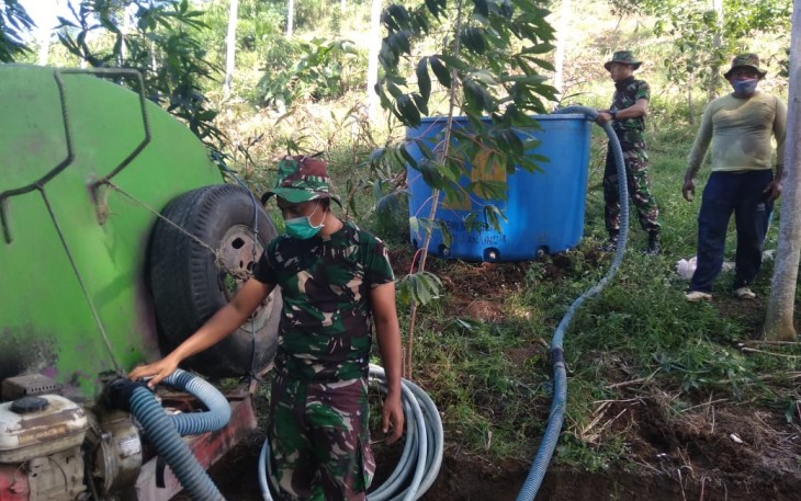 Air untuk Perabatan Jalan Desa Ngepoh Mulai Didistribusikan