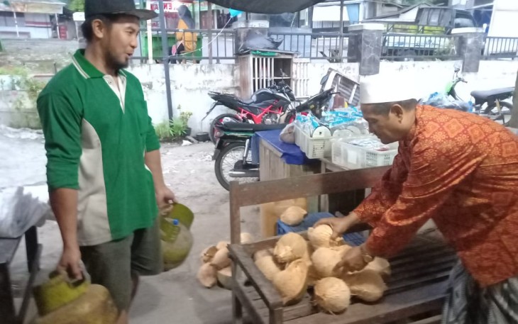 Rahmat Bantu Istrinya Beli Gas untuk Masakkan Para Satgas TMMD
