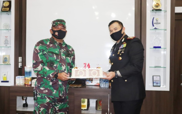 Dandim 0315/Bintan dan Seluruh Dansat FKPD Tanjungpinang Berikan Kejutan ke Kapolres Tanjungpinang